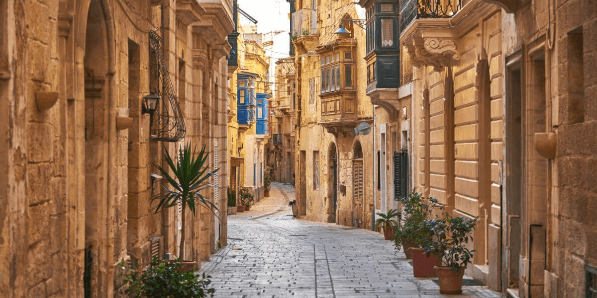 中世から残る石造りの街並みと透き通る地中海を楽しめる