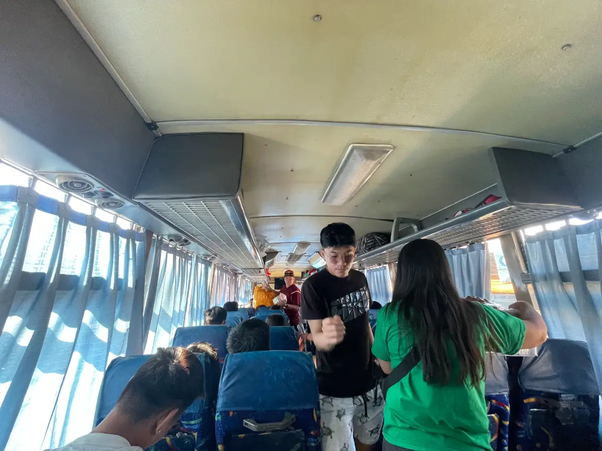 ローカルバスで移動中の様子