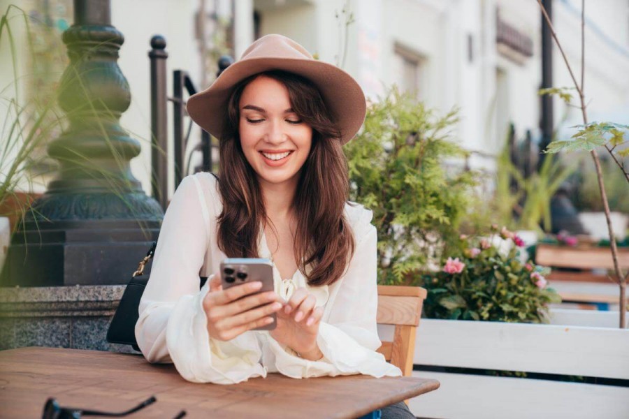 スマホを使用している女性