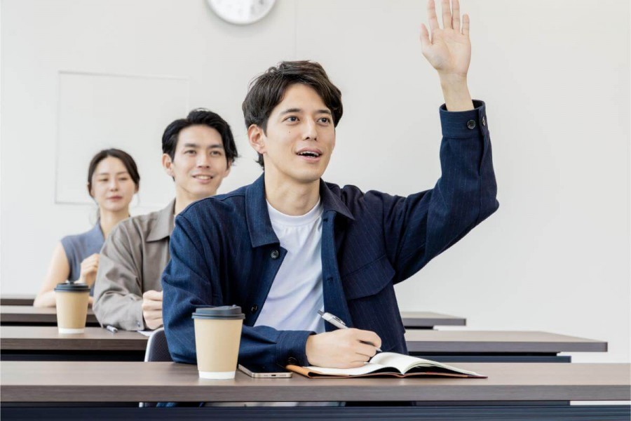教室で授業を受ける人