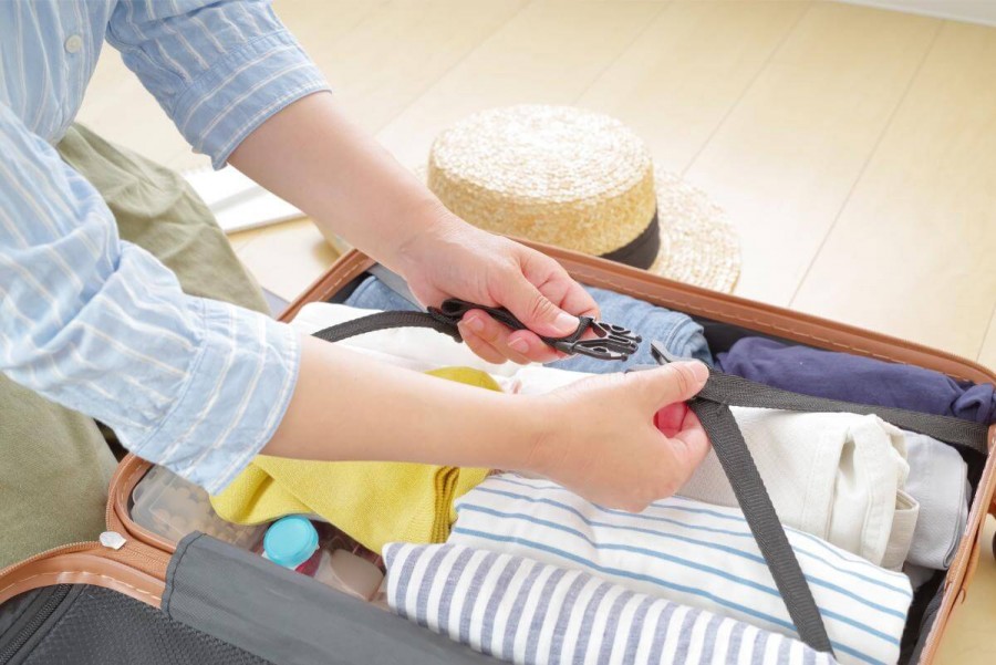 トランクに荷物を詰める様子