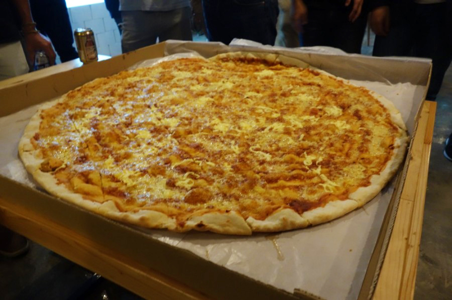 セブの巨大ピザ