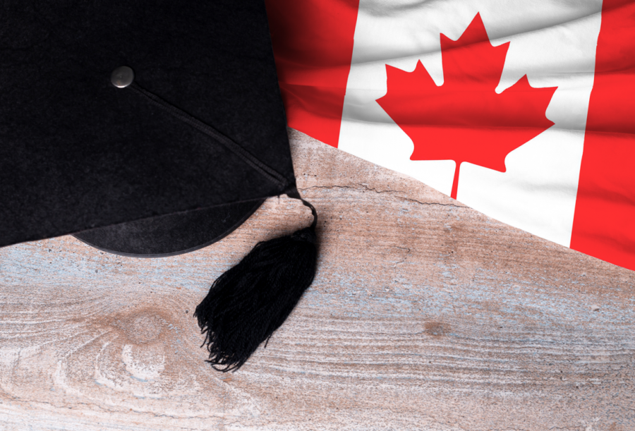 カナダ国旗と卒業帽子
