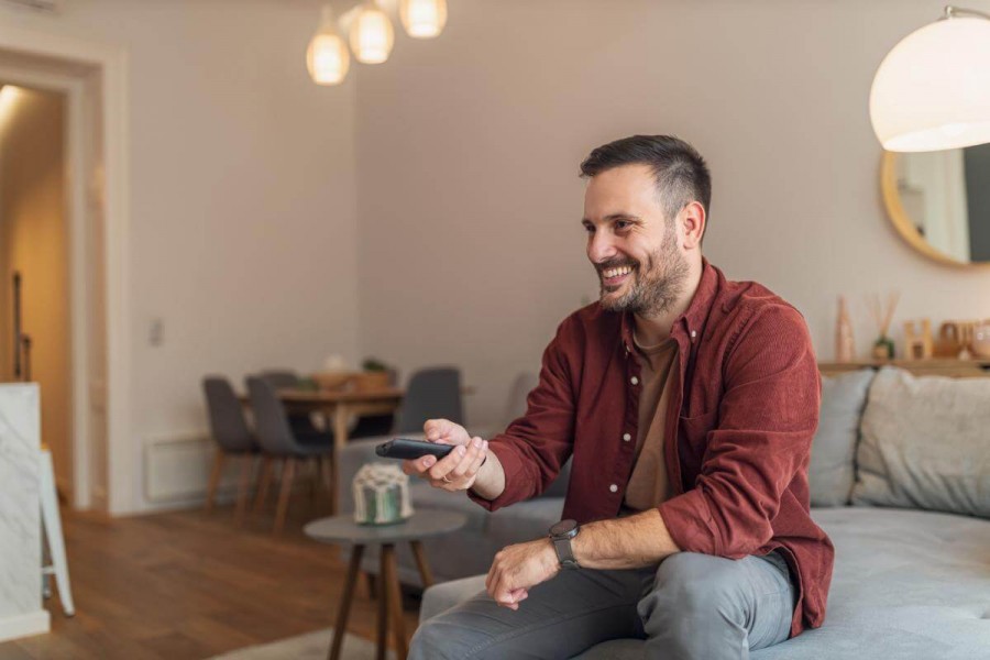 テレビを見る人