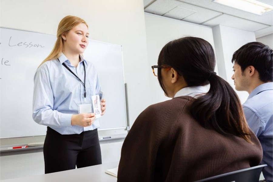語学学校で勉強をしている人