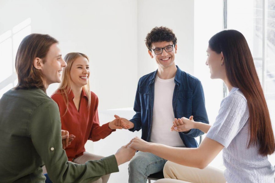多国籍の人と会話をする様子