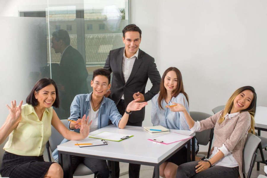 グループでネイティブと会話する人
