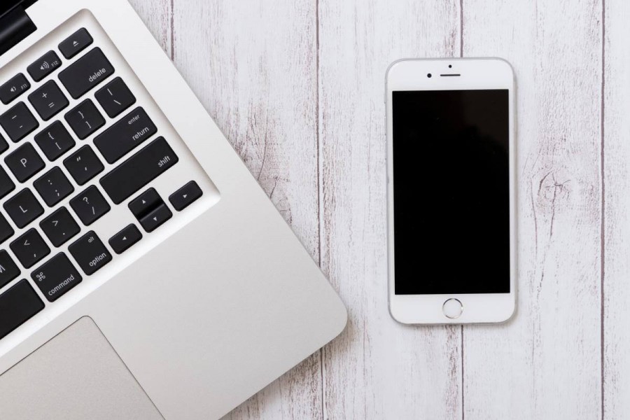 ノートパソコンとスマートフォン