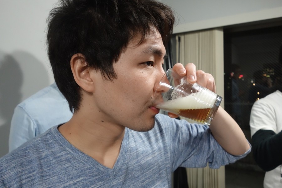 三上が飲む