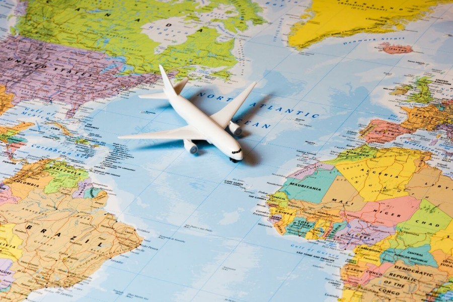 留学中　お金足りない 地図　飛行機