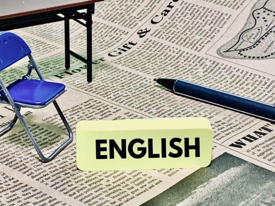 英語の新聞を読んでいる人