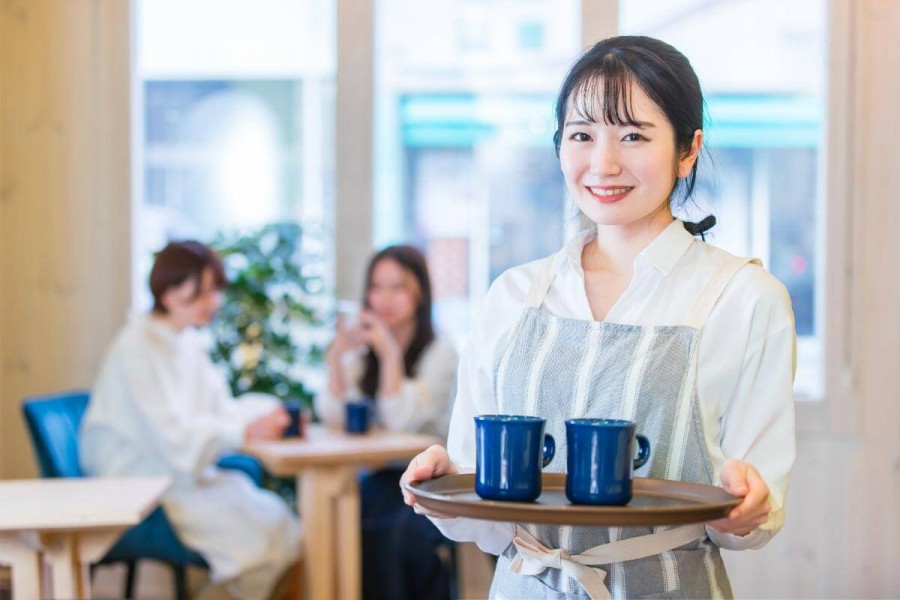 カフェ・飲食店で働くホールスタッフ