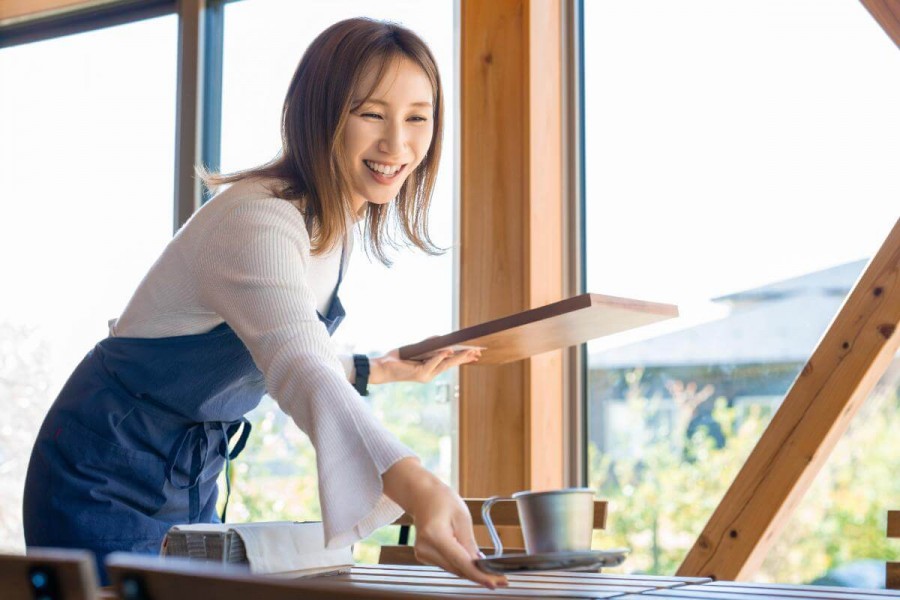 カフェで働いている人