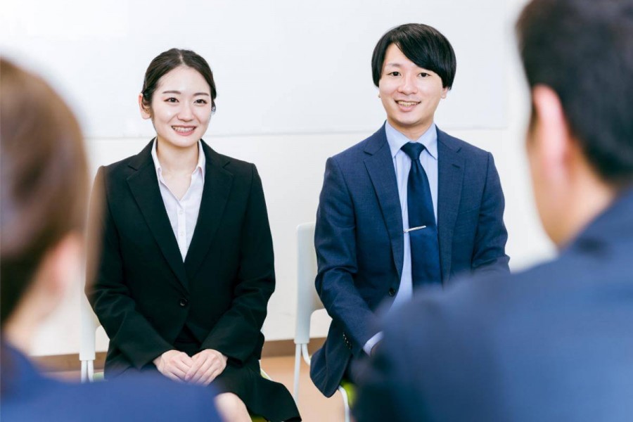 面接を受ける大学生