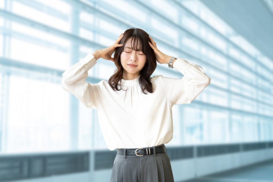 頭を抱える女性・ビジネスウーマン