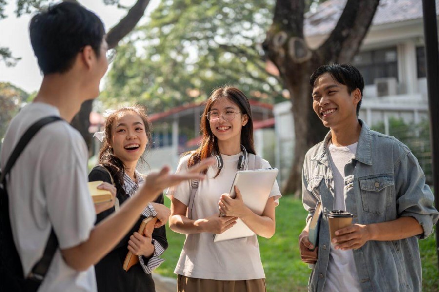会話　友達　学生