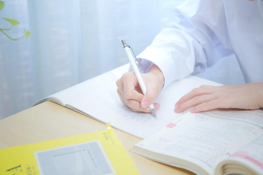 英語の勉強をしている人