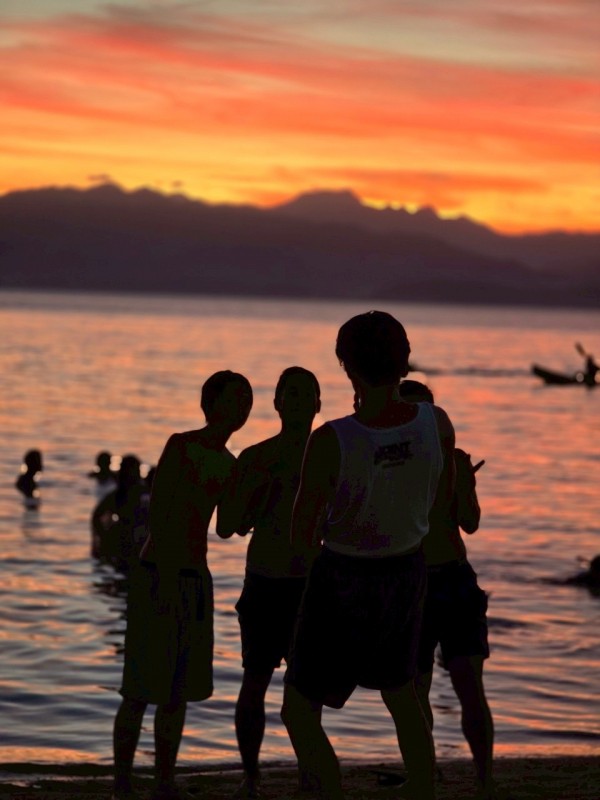 同じ目標を持った人達が沢山いる環境なため、学びやすく仲良くなれる学校だった - モアルボアルで仲間と夕焼けを楽しむ