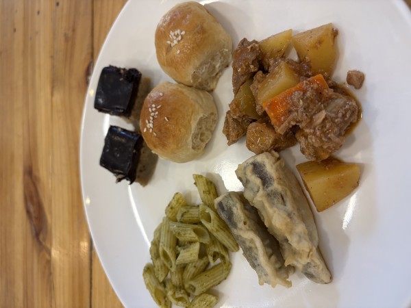 価値ある2ヶ月間の留学 - 学食。天ぷらや肉じゃがもでます。