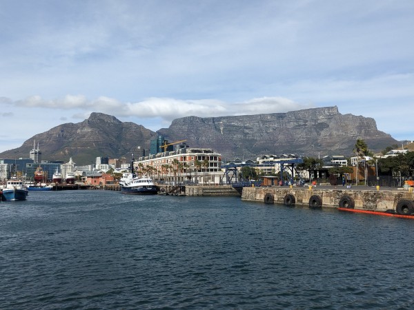 「30歳以上」限定クラスは利点がいっぱい！大人留学にお勧めです。 - ウォーターフロントから見たテーブルマウン