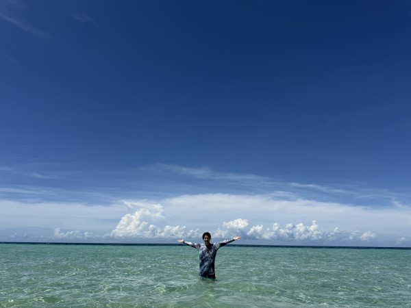 厳しい環境で素敵な仲間に出会える - カモテス島でのビーチ
