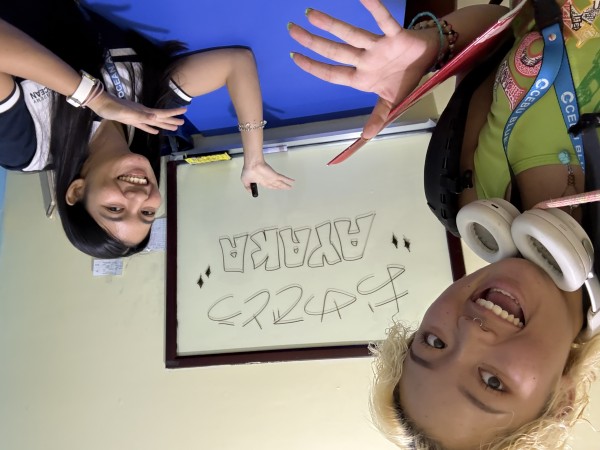 最高の友達と出会った。先生もみんな優しく、ゲイのティーチャーも多く楽しかった。 - 先生が最終日に黒板におめでとうってかいて