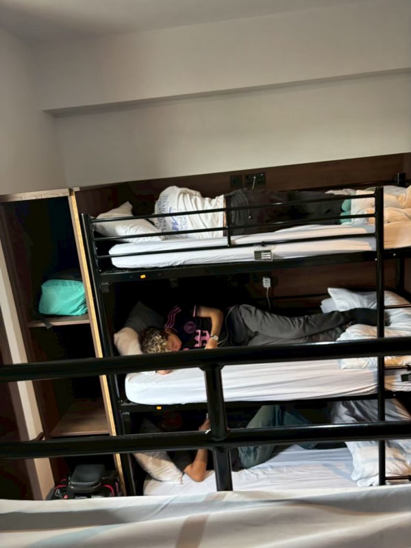 スタッフと生徒の人柄が最高、立地条件がすばらしい - ６人部屋（ベッド上段から撮影）