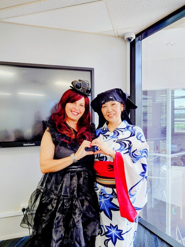 ありがとう、ケアンズ - ハロウィンパーティーで、クラスメイトと