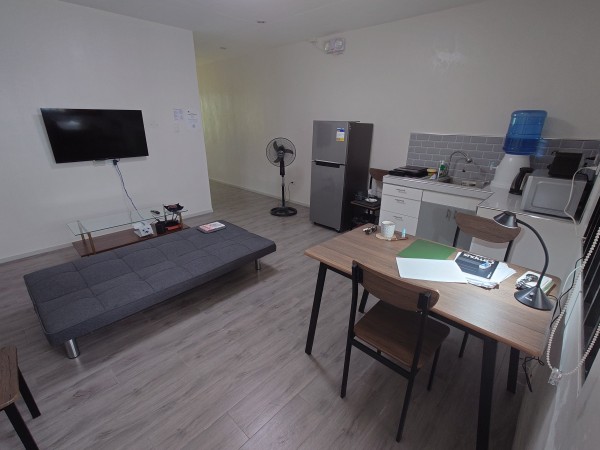 自分の英語能力を上げるとしたらよい場所ですよ。 - 私の今いる部屋です。