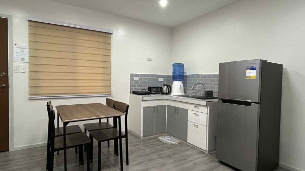 お値段に見合った快適な留学ライフ - リビング・キッチン