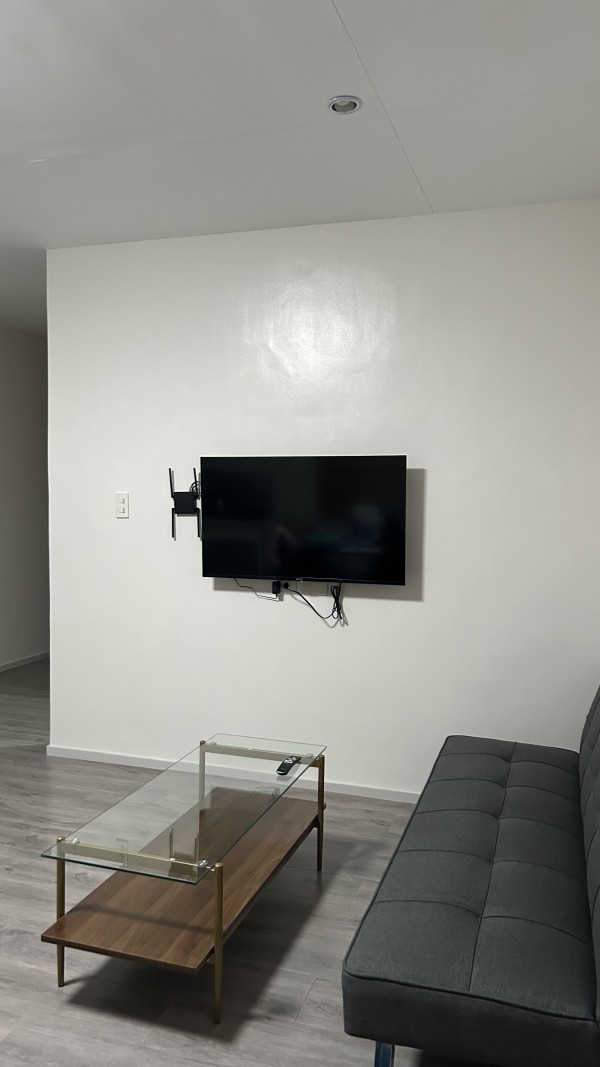 フィリピン(ドゥマゲッティ)という国が好きになりました！ - リビングにソファーとテレビ