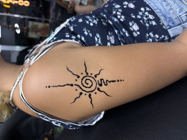 最高の友達と出会った。先生もみんな優しく、ゲイのティーチャーも多く楽しかった。 - 学校の近くでヘナタトゥー入れられます。