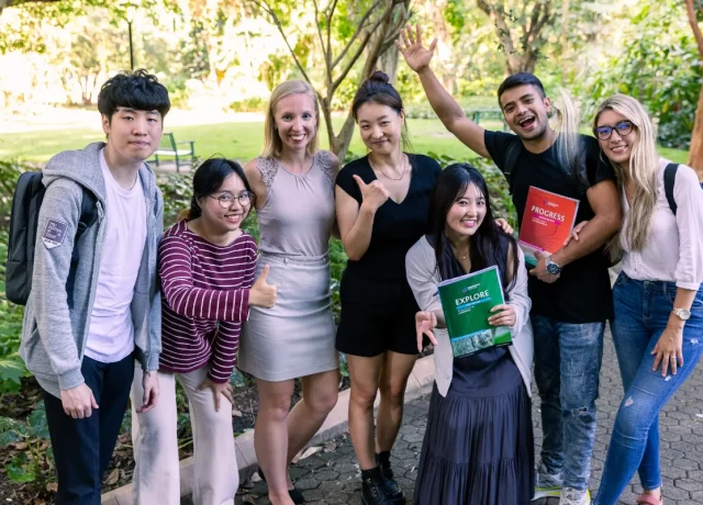 多国籍のクラスメイトと学び合いながら、協働的な環境で学習し、個別フィードバックも受けられます！