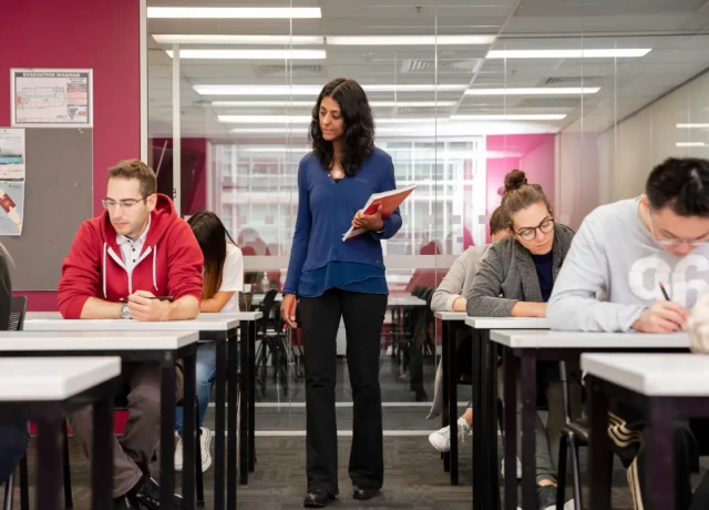 コア授業20時間に加えて、毎週8時間の無料選択クラブで英語力を伸ばそう！