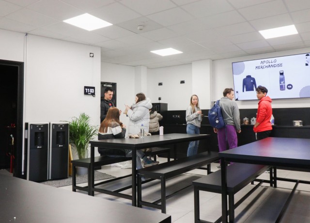 モダンで広々としたカフェテリア