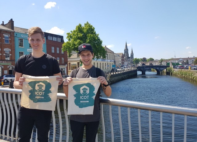 街の中心部に位置する校舎