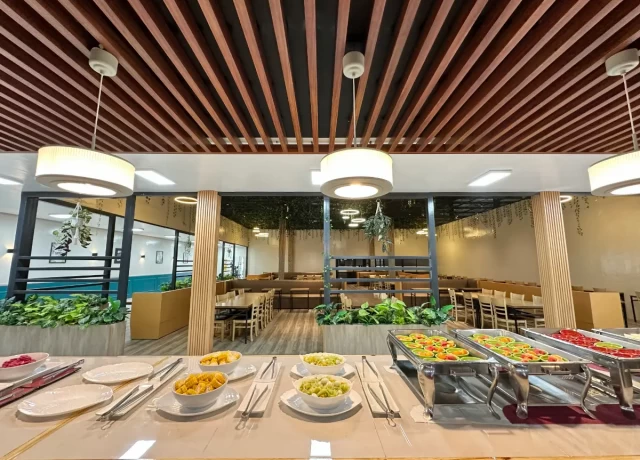 PINESメインキャンパス 食事 ビュッフェ