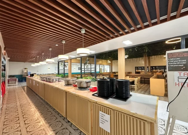 PINESメインキャンパス 食事 ビュッフェ