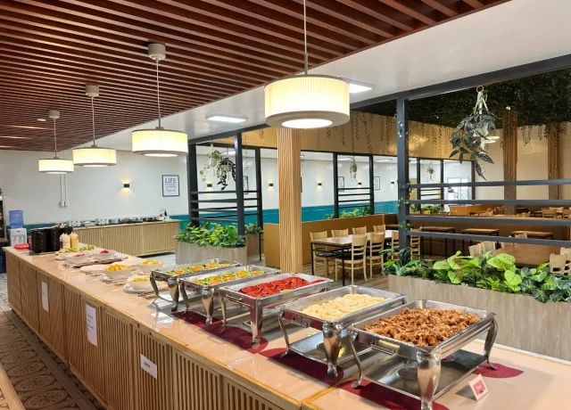 PINESメインキャンパス 食事 ビュッフェ