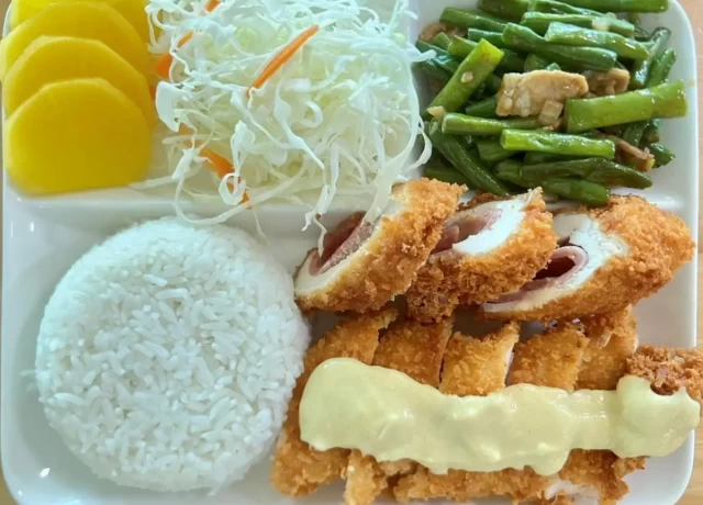 食事例（Chicken cordon bleu）