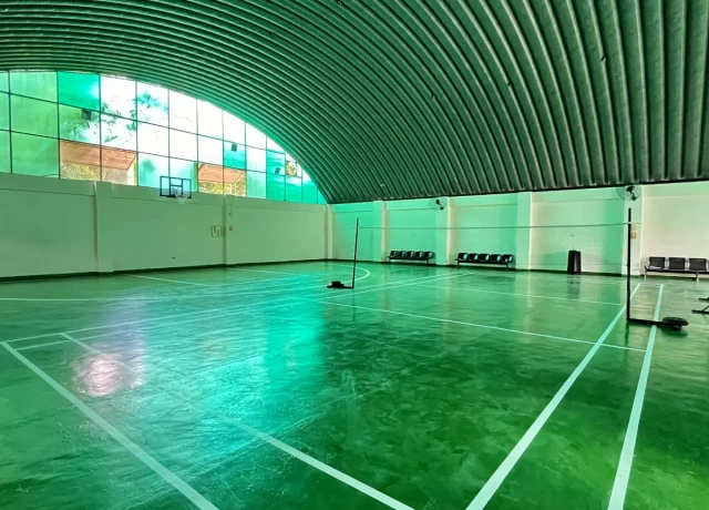 広い体育館内にジムも有り