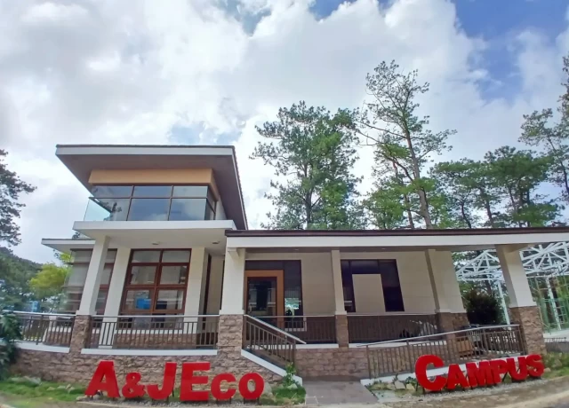 管理棟とサイネージ外観