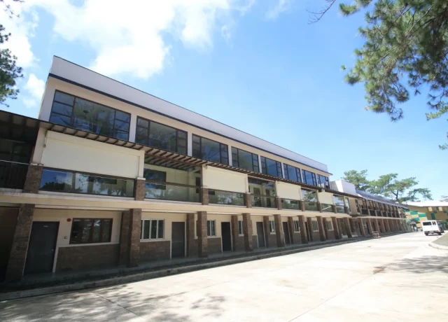 メインビルディング（寮）外観