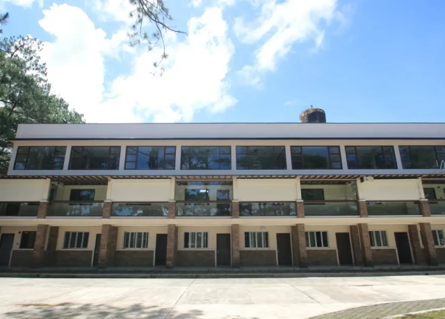 メインビルディング（寮）外観