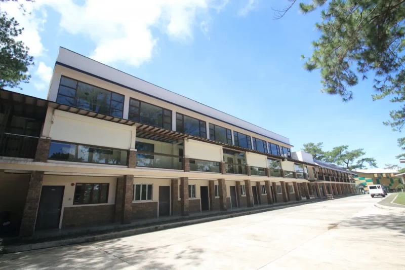 メインビルディング（寮）外観