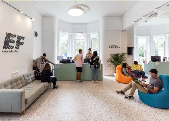 充実した施設・学習環境　モダンな内装とソーシャルスペースが特徴