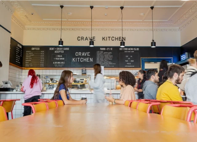 充実した施設・学習環境　モダンな内装とソーシャルスペースが特徴