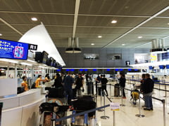 フィリピン航空のチェックインカウンター